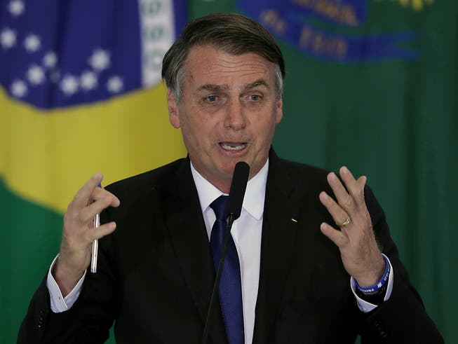 Der brasilianische Präsident Jair Bolsonaro hat am Dienstag ein Dekret unterzeichnet, mit dem das Waffenrecht Brasiliens weiter gelockert wird. (Bild: KEYSTONE/AP/ERALDO PERES)