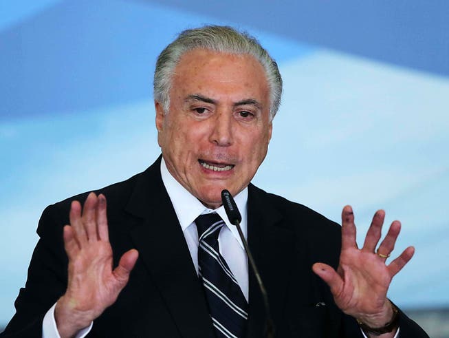 Der frühere brasilianische Präsident Michel Temer muss wegen seiner mutmasslichen Verwicklung in einen gigantischen Korruptionsskandal zurück ins Gefängnis. (Bild: KEYSTONE/EPA EFE/ANDRES CRISTALDO)