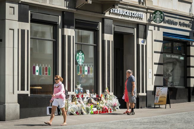 Mahnmale vor der Starbucks-Filiale in der St.Galler Innenstadt. (Bild: Hanspeter Schiess)