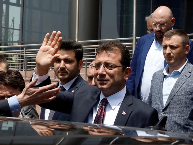 Der abgesetzte Bürgermeister von Istanbul, Ekrem Imamoglu, verspricht für die Wahlwiederholung am 23. Juni «null Fehler», sehr viel Vorsicht und eine «Revolution für Demokratie». (Bild: KEYSTONE/AP/BURHAN OZBILICI)