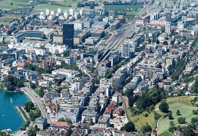 Die Stadt Zug ist rund um den Bahnhof stark gewachsen, wo viele Firmen domiziliert sind und so zum hohen Steuerpotenzial des Kantons beitragen. (Bild: Stefan Kaiser (1. Juli 2015))