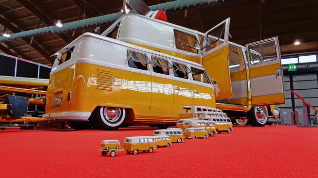 Die VW-Bus-Ausstellung von Beat Steiner. Das grösste der Fahrzeuge ist der original VW-Bus T1 von 1966. (Bild: PD)