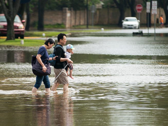 Heftige Regenfälle haben im US-Bundesstaat Texas zu schweren Überschwemmungen geführt. In Austin, woher dieses Bild stammt, haben Rettungskräfte die Leiche eines Mannes geborgen. (Bild: KEYSTONE/AP Houston Chronicle/MARK MULLIGAN)