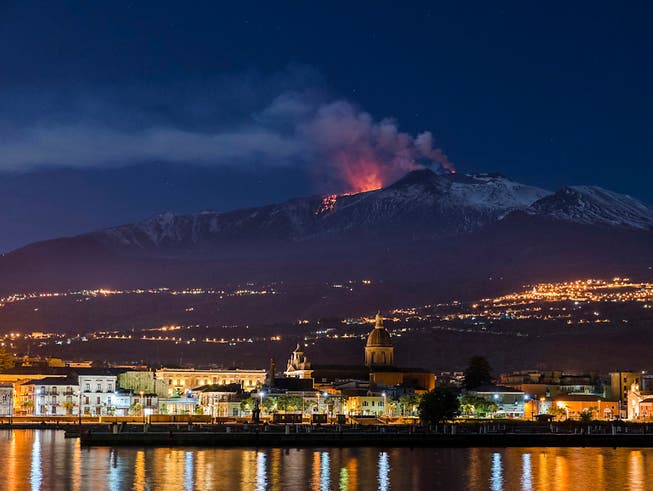 Er rumort wieder: Der Vulkan Ätna mit der Stadt Riposto auf Sizilien im Vordergrund. (Bild: KEYSTONE/AP/SALVATORE ALLEGRA)