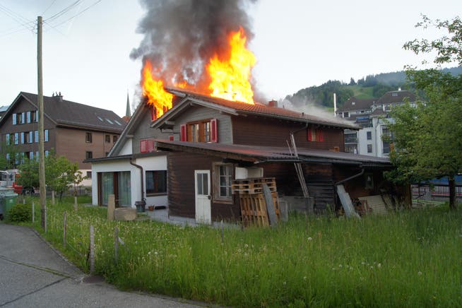Aus dem Wohnhaus steigen Flammen empor. (Bild: Zuger Polizei (Unterägeri, 1. Juni 2019))