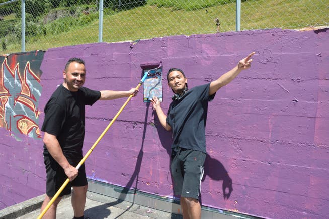 Hip-Hop-Urgestein Roberto Stella (links) und Marvin de Vera grundieren die Graffiti-Wand im Winkel. (Bild: Christian Tschümperlin (Altdorf, 7. Juni 2019))