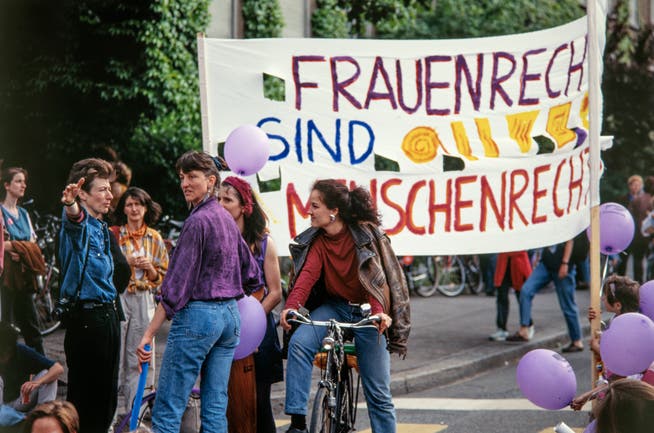 Am Schweizer Frauenstreik vom 14. Juni 1991 beteiligten sich Hunderttausende von Frauen landesweit an Streik- und Protestaktionen. (Bild: Walter Bieri/Keystone; Zürich rich, 14. Juni 1991)