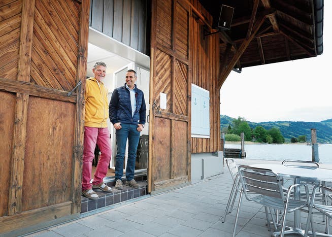 Wirt Bruno Neuweiler (links) und Gemeinderat Beat Wyss am Eingang des Seebeizlis Studenhütte. (Bild: Stefan Kaiser, Oberägeri, 6. Juni 2019)