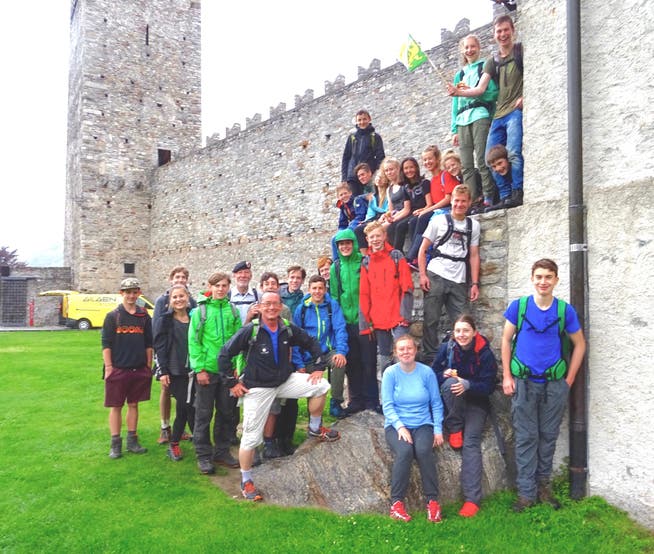 Am Ziel angekommen: Die 24 Schülerinnen und Schüler sowie ihre Begleitpersonen auf dem Castelgrande in Bellinzona. (Bild: PD)