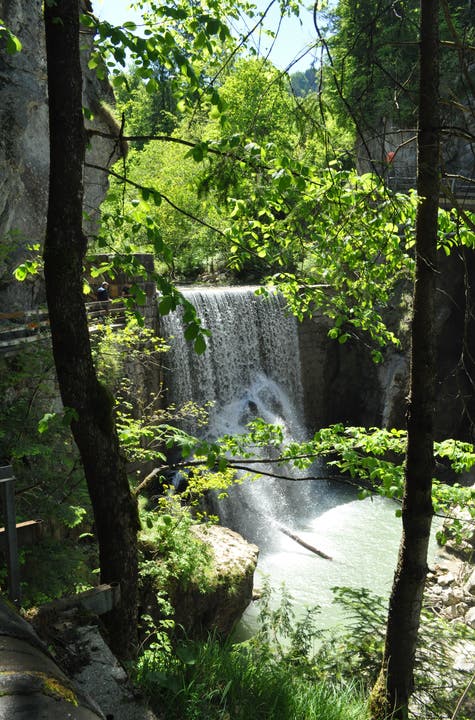 Der Weg führt über mehrere Wasserfälle hinweg.