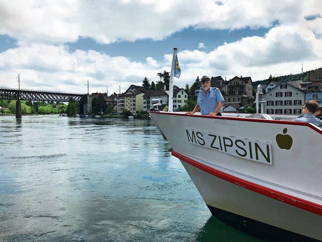 Erik Zipsin am Bug des für ihn umgetauften Motorschiffs. (Bilder: PD)