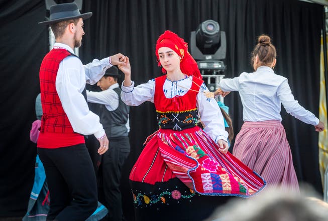 Wie schon 2018 sind viele Länder vertreten. Hier der Auftritt einer portugiesischen Tanzgruppe. (Bild: Andrea Stalder)