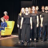 Die Schüler des Wahlfachs Theater rezitieren konzentriert an der Hauptprobe zu «Balladen». (Bild: Yvonne Imbach, Ebikon, 13. Juni 2019)
