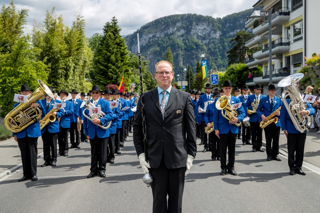 Der Dirigent der Feldmusik Lungern und seine Musik vor der Parademusik. (Bild: Philipp Schmidli, Hergiswil, 15. Juni 2019)