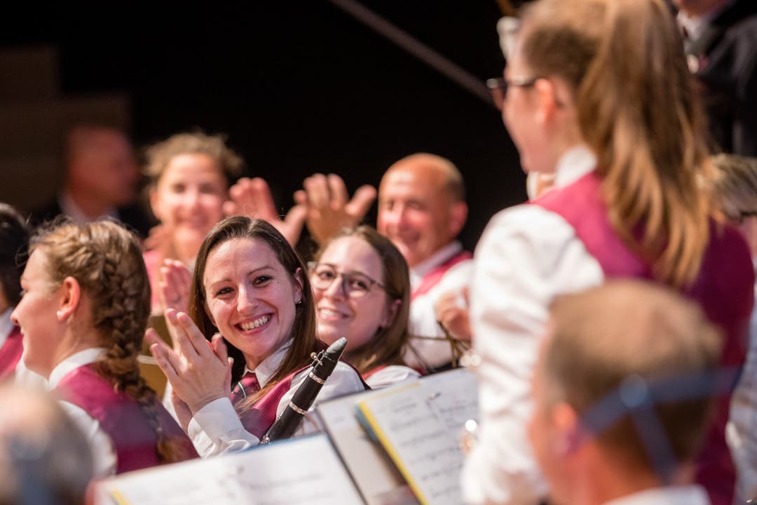 Geschafft: Die Musikgesellschaft Reichenburg ist mit ihrem Auftritt zufrieden und applaudiert ihrer Solistin. (Bild: Philipp Schmidli, Hergiswil, 15. Juni 2019)
