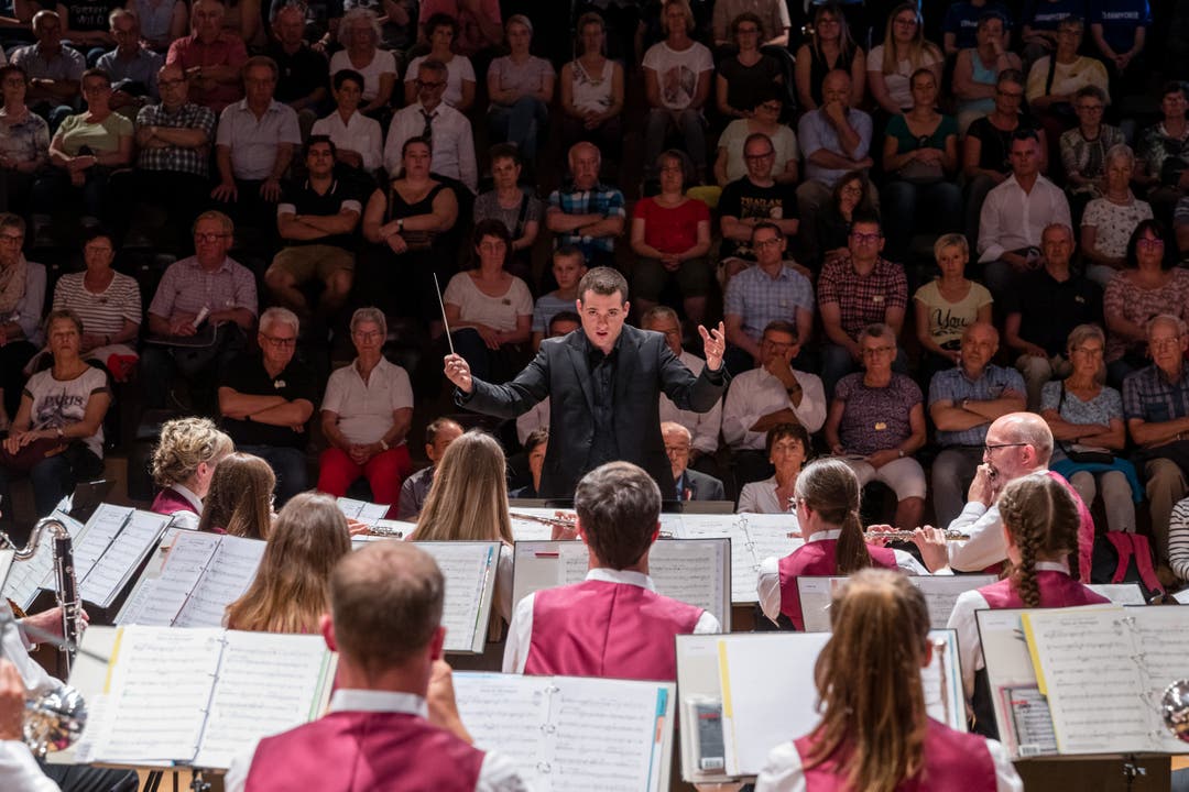 Der Dirigent der Musikgesellschaft Reichenburg (SZ) in Aktion. (Bild: Philipp Schmidli, Hergiswil, 15. Juni 2019)