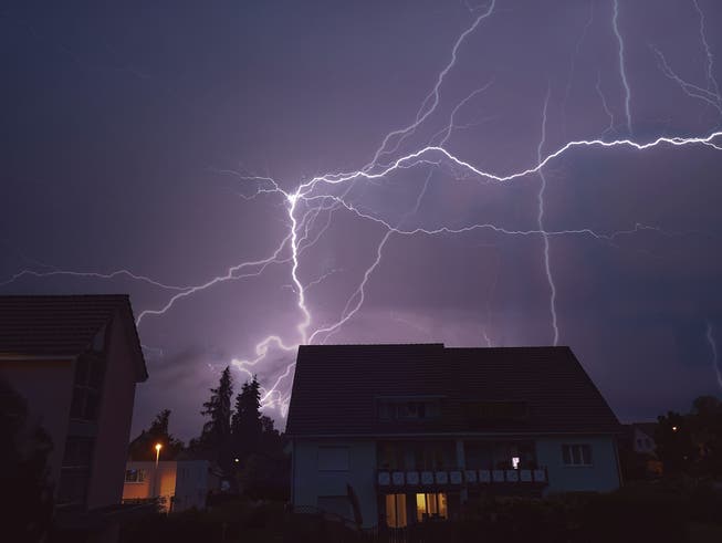 Fast 25000-mal schlug der Blitz, wie hier in Amriswil, schweizweit ein. (Leserbild: Mirco Costa)