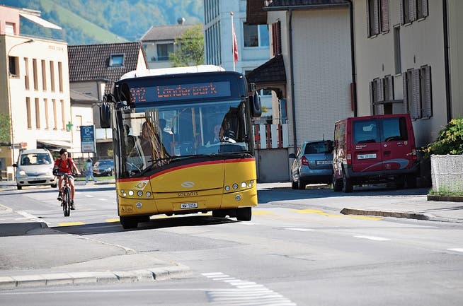Ein Postauto unterwegs auf der Robert-Durrer-Strasse. (Bild: Matthias Piazza, Stans, 11. September 2018)