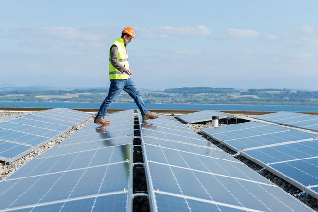 Mit dem teilrevidierten Energiereglement sollen in Hünenberg auch Fotovoltaikanlagen wieder gefördert werden. (Symbolbild: Keystone/Thomas Delley)