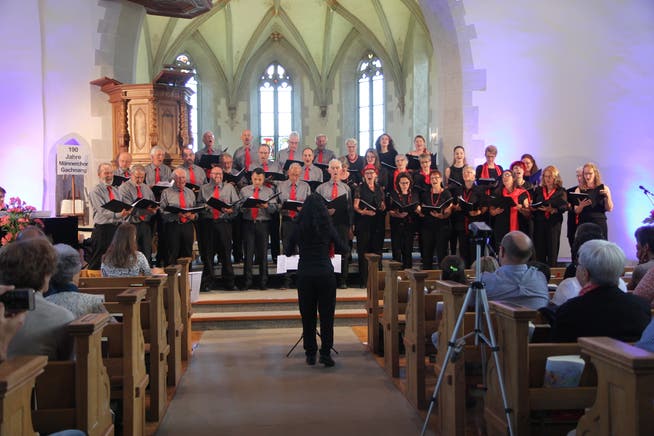 Die Jubilare vom Männerchor Gachnang und die Mitglieder vom Frauenchor Wigoltingen singen gemeinsam. (Bild: Christine Luley)