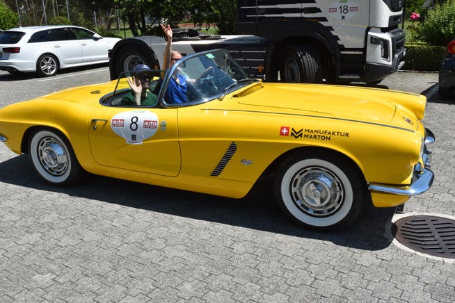 Gut gelaunt trafen dieser Fahrer und seine Beifahrerin im Oldtimer «Corvette» ein, der zum elektrisch angetriebenen Fahrzeug umgebaut worden ist. (Bilder: Thomas Schwizer)