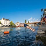 Schwimmen in der Reuss ist beliebt. (Bild: Philipp Schmidli, Luzern, 2. August 2018)