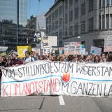 Die bisher letzte Klimademo in St.Gallen auf der kurzzeitig blockierten Kreuzung Kornhaus- und St.-Leonahrd-Strasse. (Bild: Adriana Ortiz Cardozo - 24. Mai 2019)