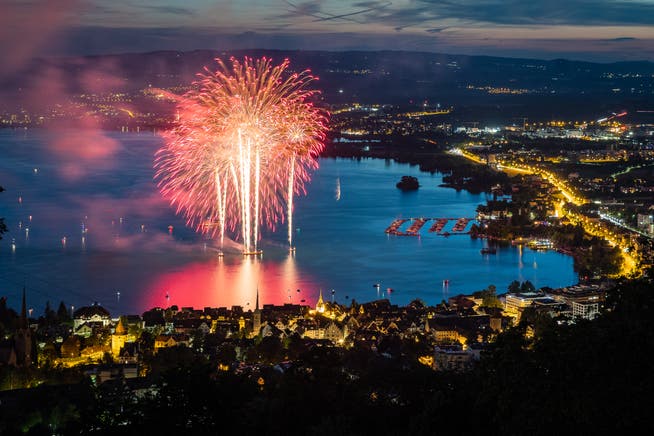 Gehört unbedingt dazu: Das Feuerwerk über dem Zuger Seebecken (Bild: Christian H. Hildebrand, Zug, 23. Juni 2018)