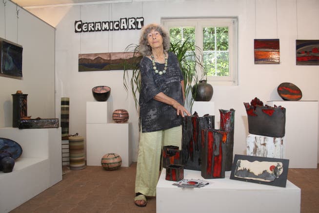 Keramikkünstlerin Cécile Donzé in ihrem Atelier. (Bild Marion Wannemacher, Beckenried, 14. Juni 2019)