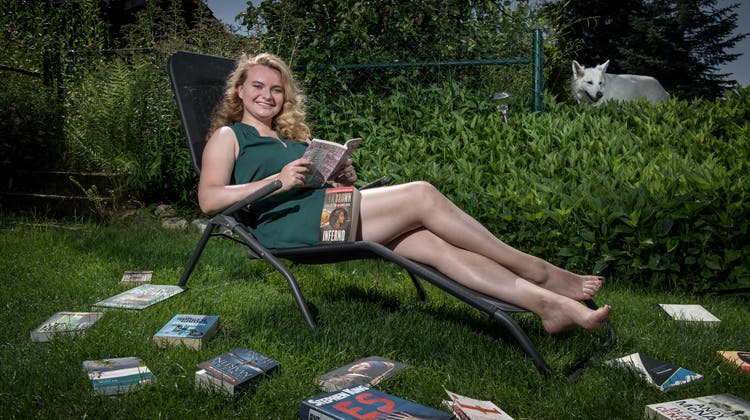 Nicht nur in der Freizeit liest Melina Javet gern – für ihre Maturaarbeit verglich sie Literatur. (Bild: Pius Amrein, St. Erhard, 18. Juni 2019)