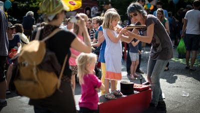 Auch Kinder sind am Parkplatzfest willkommen. (Bild: Benjamin Manser (15. Juni 2013))