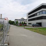 Rechts das Asylzentrum an der Döbelistrasse, links ein privates Bauprojekt. (Bild: Martina Eggenberger)