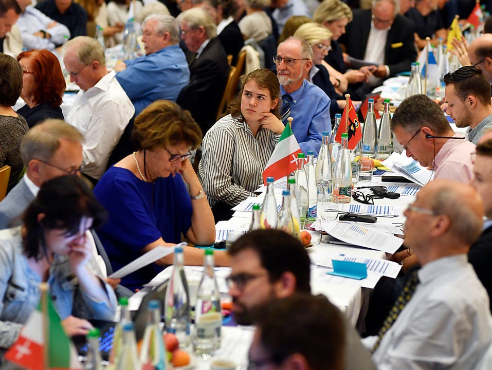 Die Delegierten der FDP-Schweiz debattieren über ihr Umwelt- und Klimapapier. (Bild: KEYSTONE/WALTER BIERI)