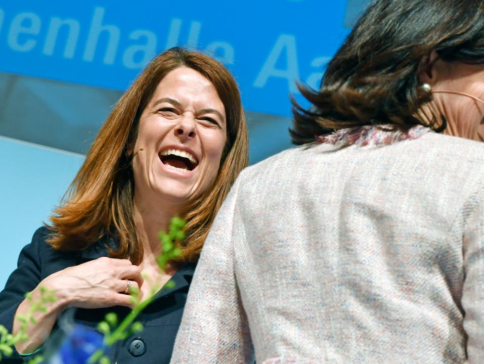 Parteipräsidentin Petra Gössi und die Zürcher Nationalrätin Regine Sauter verströmen an der FDP-Delegiertenversammlung in Zürich gute Laune. (Bild: KEYSTONE/WALTER BIERI)