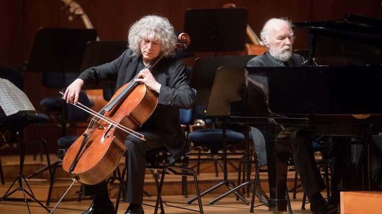 Kammermusik mitten im Sinfoniekonzert: Cellist Steven Isserlis und Pianist Radu Lupu auf der Bühne des KKL-Konzertsaals. (Bild: Boris Bürgisser)