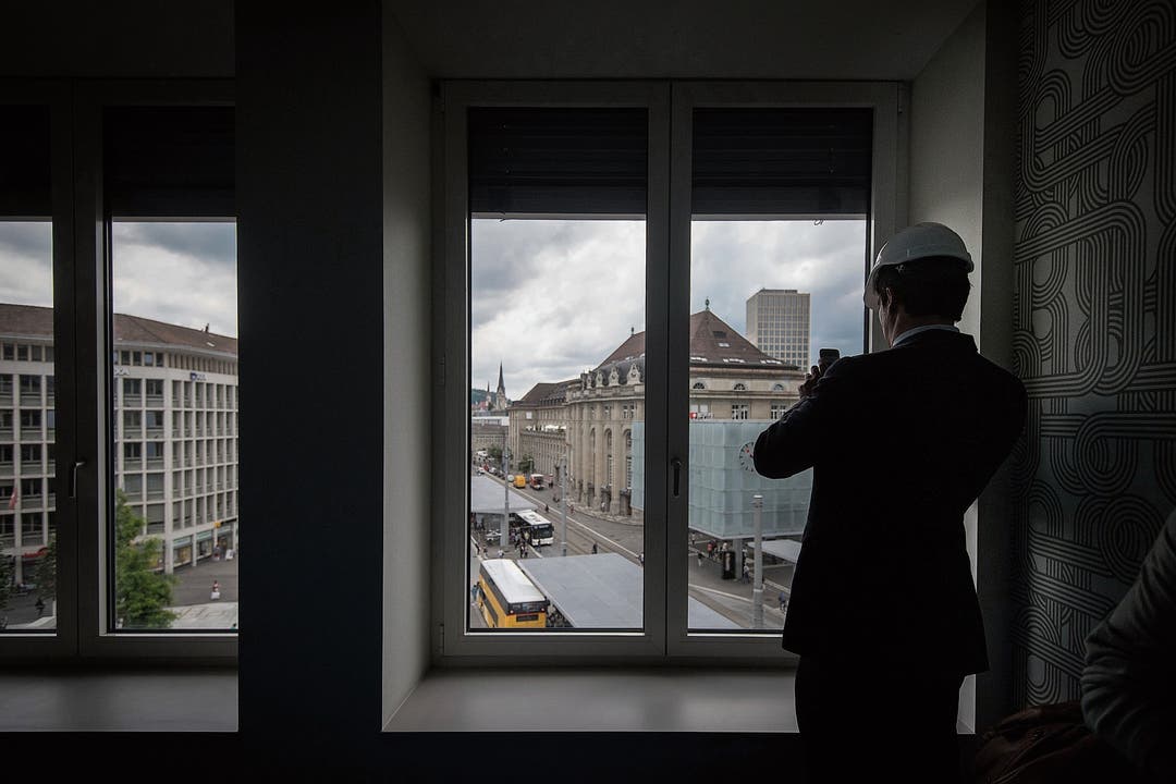 Aus dem vierten Stock blicken künftige Gäste des Hotels Walhalla direkt auf die Bahnhofsuhr. (Bild: Bilder: Benjamin Manser (21. Juni 2019))