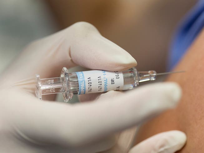 Je besser eine Person informiert ist, desto wahrscheinlicher ist es, dass sie sich impfen lässt. Zu diesem Schluss kommt eine Studie. (Bild: KEYSTONE/GAETAN BALLY)