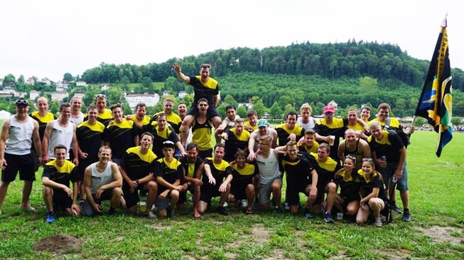 Die Männer und Frauen des STV Affeltrangen feiern nach ihren Einsätzen am Eidgenössischen Turnfest. (Bild: pd)