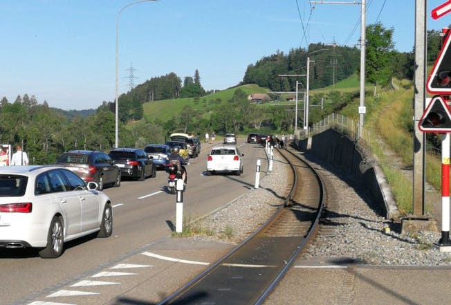 Unfall im Morgenverkehr: Beim «Schwarzen Bären» war die Strecke der Appenzellerbahn durch das verunfallte Auto blockiert. (Leserbild)