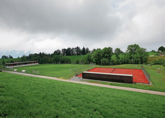 Links ist der Fussballplatz, rechts die Tennisanlage zu sehen. Künftig sollen an gesamthaft zehn Masten angebrachte Flutlichter die Anlage auf dem Lienisberg beleuchten. (Bild: Stefan Kaiser, Walchwil, 21. Juni 2019)