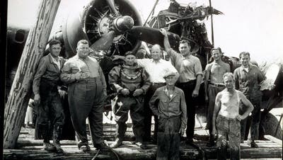 Der imposante «Bomber-Schaffner» mit seiner Bergungsmannschaft und ihrem Fund in Steckborn. (Bild: Archiv René Labhart, Steckborn)