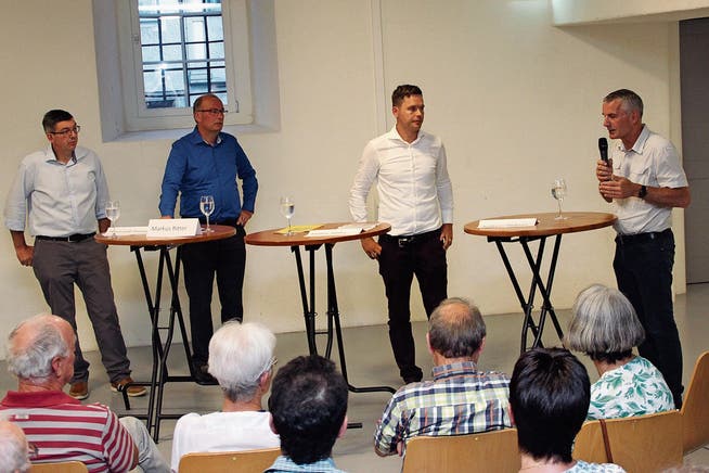 Hansruedi Thoma, Markus Ritter, Mathias Müller und Andreas Widmer (von links) diskutierten über die Schweizer Landwirtschaft. (Bild: Martin Knoepfel)