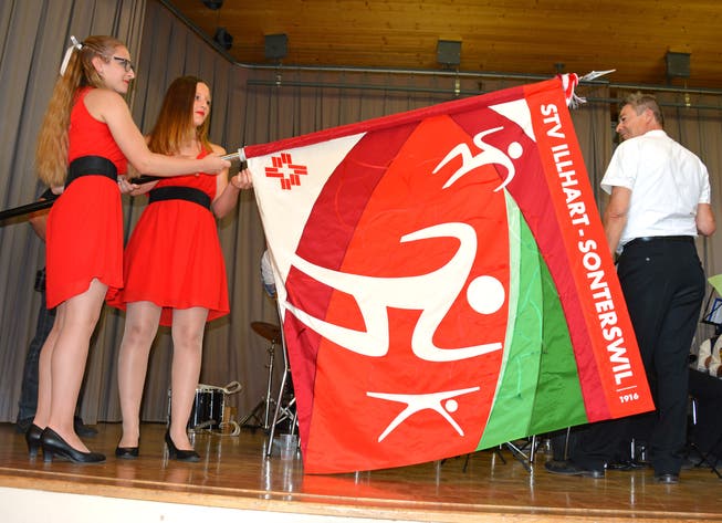Die Ehrendamen präsentieren die neue Fahne des STV Illhart-Sonterswil. (Bild: PD)
