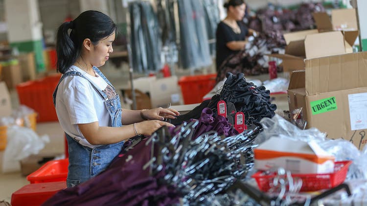 Die Zunahme der Importrestriktionen geht laut der WTO hauptsächlich auf Interventionen von China und den USA zurück: Textilarbeiterin in einer Fabrik in der südostchinesischen Provinz Fujian. (Bild: AP, 14. Mai 2019)
