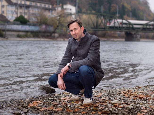 Thomas Heimgartner (44) in Luzern an der Reuss. Diese spielt in seinem Roman eine wichtige Rolle. (Bild: Matthias Jurt/PD, 16.11.2018)