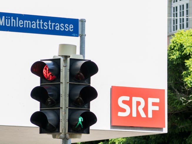Eine Audiostrategie ersetzt bei SRF das Projekt für einen Teilumzug der Radiostudios von Bern nach Zürich. (Bild: KEYSTONE/PETER SCHNEIDER)