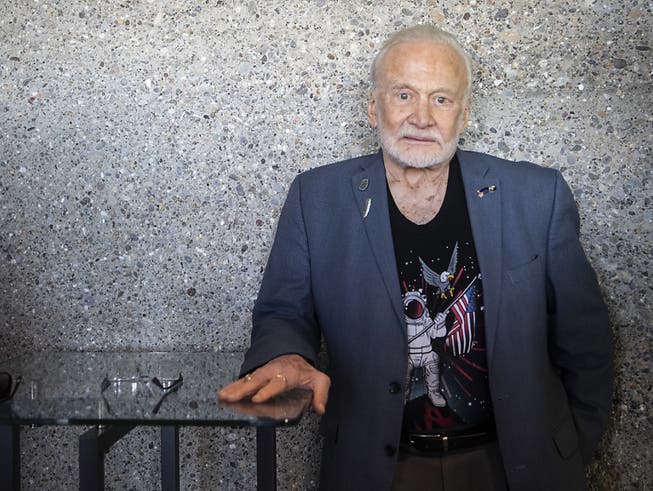 Auch mit 89 lässt der Mond ihn nicht los: Buzz Aldrin, der zweite Mann auf dem Mond, präsentierte am Starmus-Festival die Pläne der Nasa für weitere Mond-Missionen. Und seine eigenen Ideen dazu. (Bild: KEYSTONE/ENNIO LEANZA)