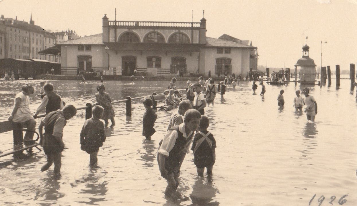 Kinder waten durch das Hochwasser (1926).