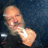 Julian Assange gestures as he arrives at Westminster Magistrates' Court in London, after the WikiLeaks founder was arrested at the Ecuadorean embassy. (Photo: Victoria Jones/AP, 11. April 2019)