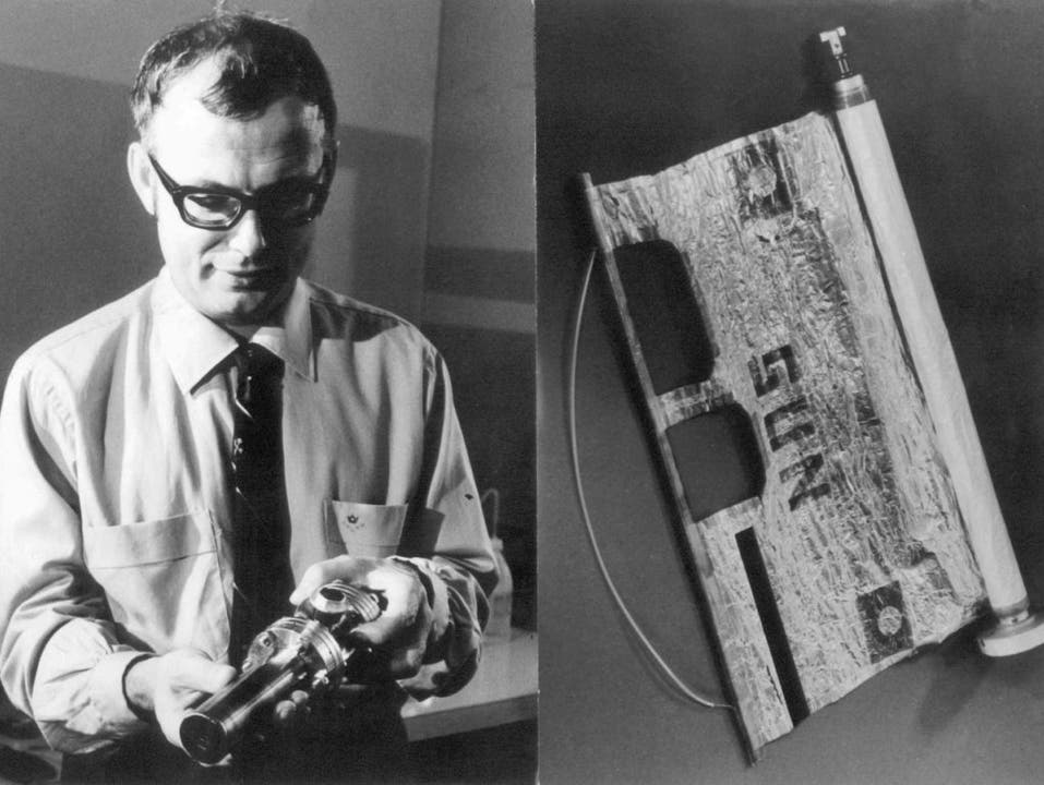 August 1969: Der Berner Physikprofessor Johann Geiss (Bild links) hält einen Vakuumzylinder in der Hand, in dem sich ein Sonnensegel (Bild rechts) befindet, das auf der Reise zum Mond mit an Bord war. Das Sonnensegel diente der Messung des Sonnenwindes (Bild: KEYSTONE/STR)